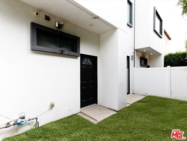 Building Photo - 4830 Pickford St