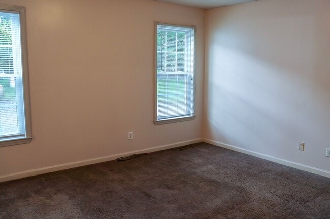 Building Photo - Charming 4 bedroom, 2 bathroom home in Greensboro w lake front views