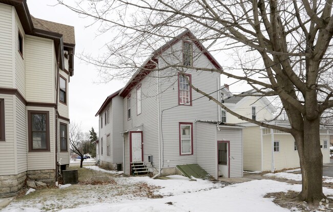 Building Photo - 830 N Main St