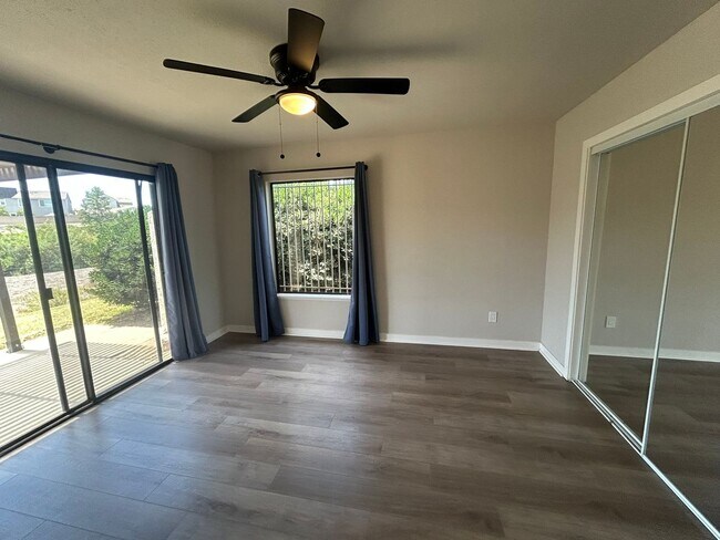 Building Photo - 5402 Villas Dr