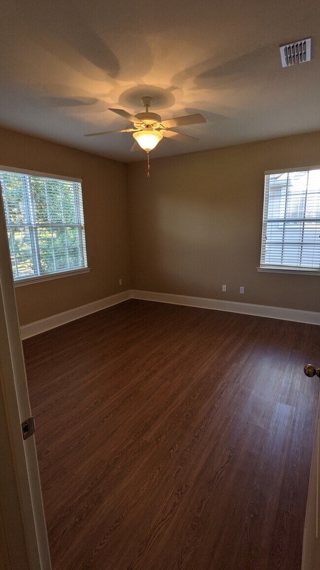 Building Photo - 1633 Shadowmoss Ave
