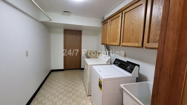 Building Photo - Beautiful 4 BD | 2.5 BA w/ Large Deck and ...