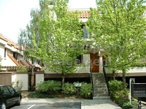 Building Photo - Very nice 2 bed, 2.5 bath, 1,178 sqft Waln...