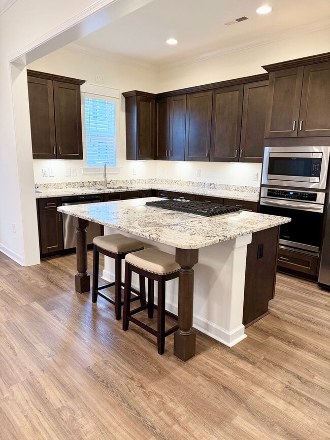 Building Photo - Upscale Townhome in Market Common! MOVE-IN READY!