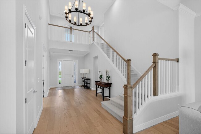Building Photo - 9249 Crestview Cir