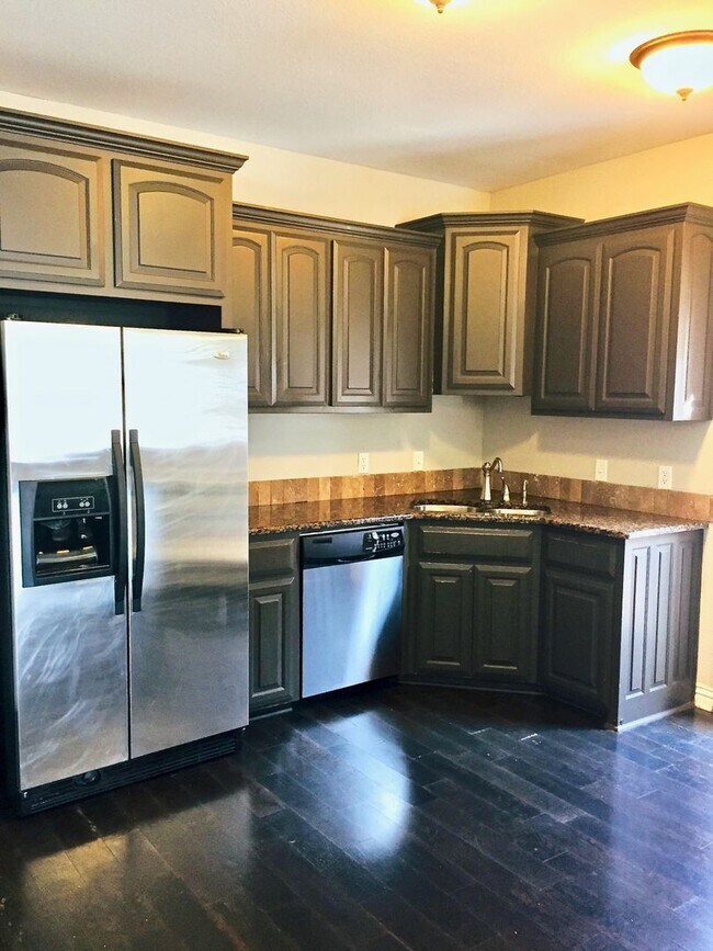 Building Photo - 3 Miles From the UofA!! Beautiful 3 Bedroo...