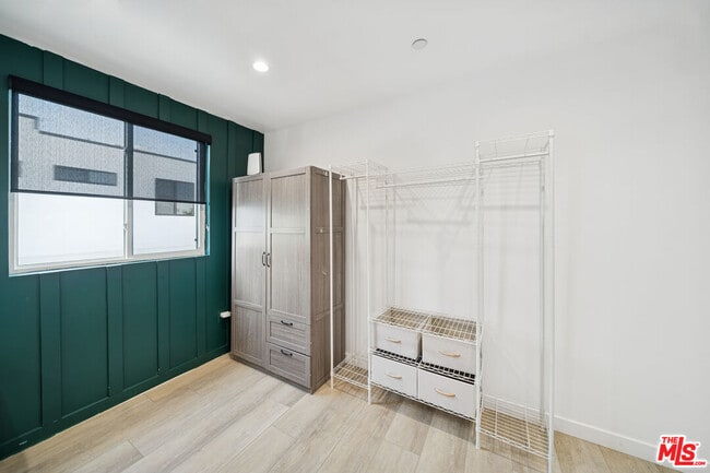 Building Photo - 835 N Harvard Blvd