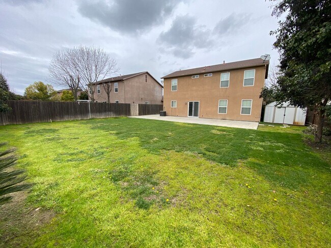Building Photo - Spacious Two Story Home in SW Visalia comi...