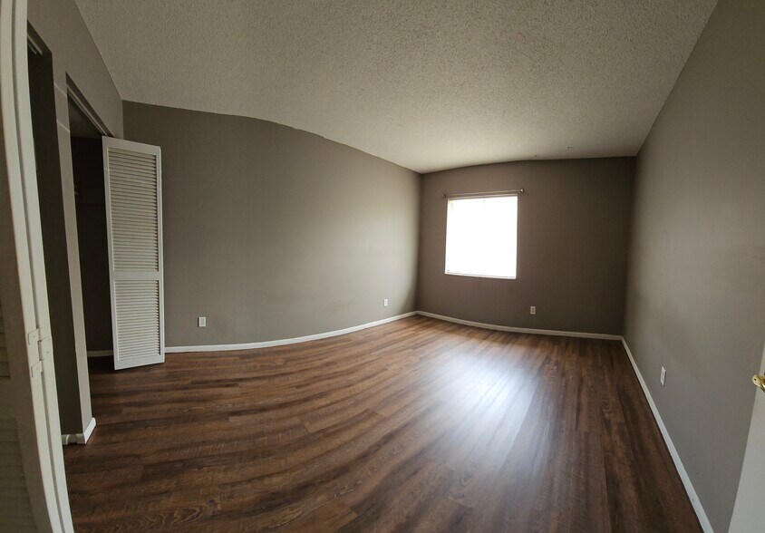 Building Photo - 682 Midway Dr