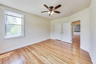 Building Photo - Renovated 2 Bedroom in Convenient Location!