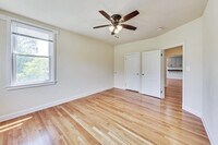 Building Photo - Renovated 2 Bedroom in Convenient Location!