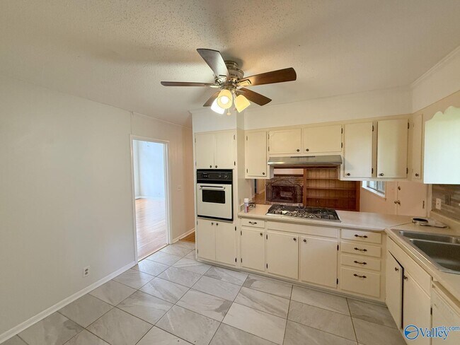 Building Photo - 2509 Excalibur Dr SE