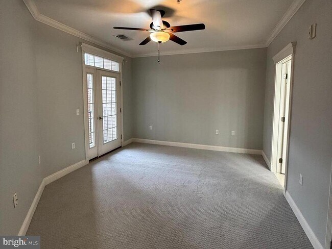 Building Photo - 300 W Elm St