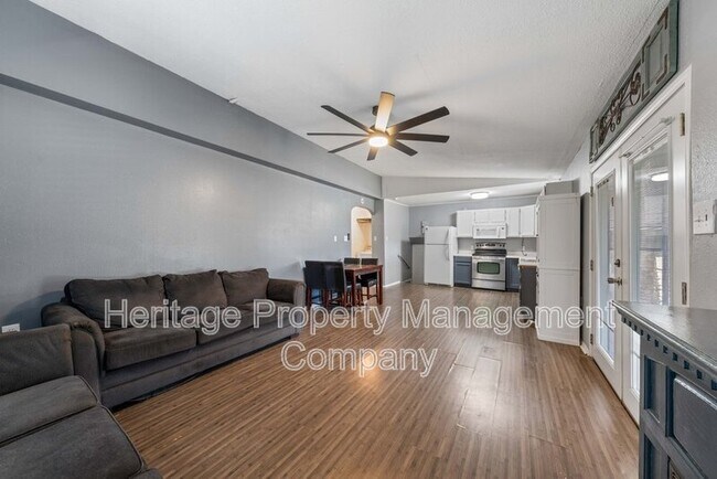 Building Photo - 640 Crest Ln