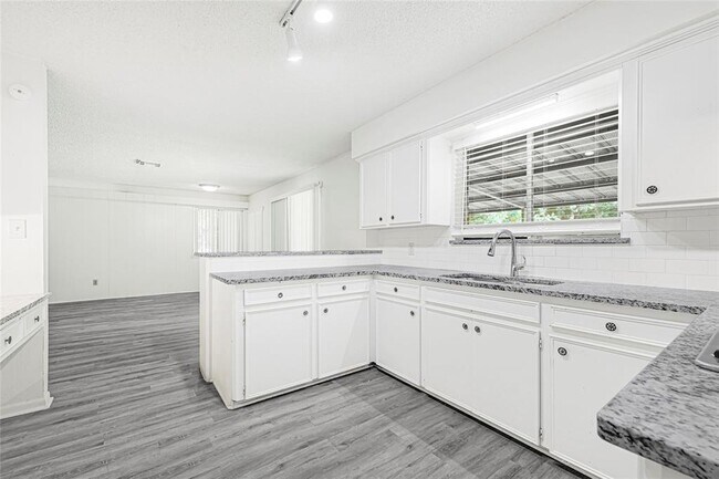 Building Photo - 1231 Country Ln