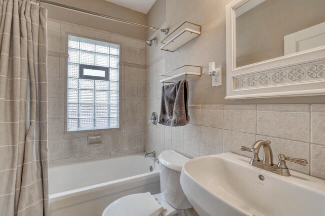 Building Photo - 122 S 77th St