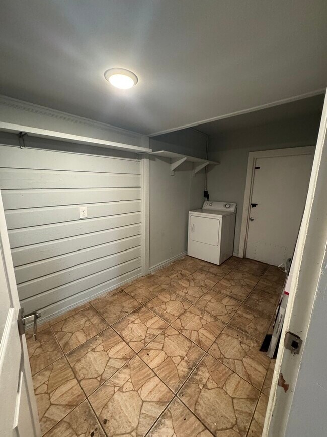 Building Photo - 6070 Longchamp Dr