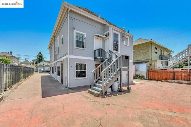 Building Photo - 1715 9th Ave