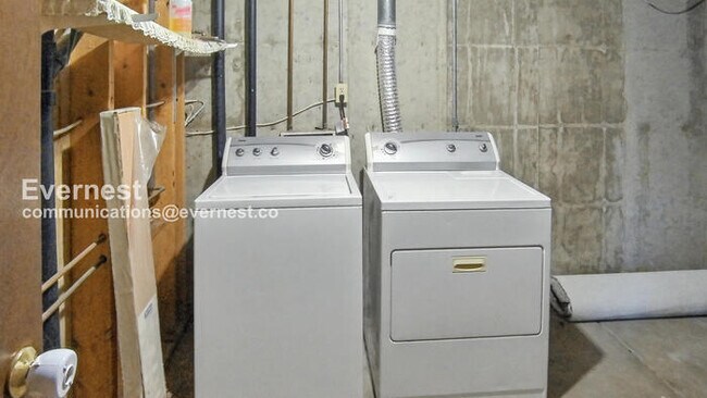 Building Photo - 2115 Diana Dr