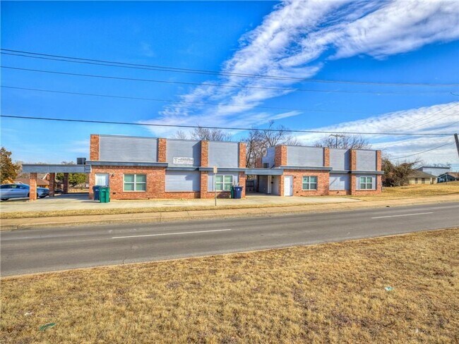 Building Photo - Coming soon! Welcome to this spacious 2 bed 2 bath duplex located in the heart of Oklahoma City, OK!