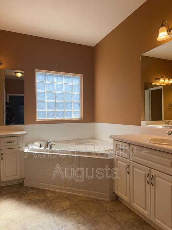 Building Photo - 901 McMillan Cir