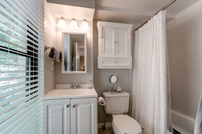 Full bathroom with tub & shower in 2nd Master Bathroom! - 1124 25th St NW