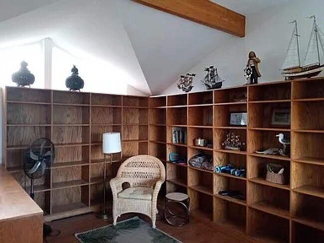 Building Photo - Furnished MID-TERM ~ Unique Ocean Front House