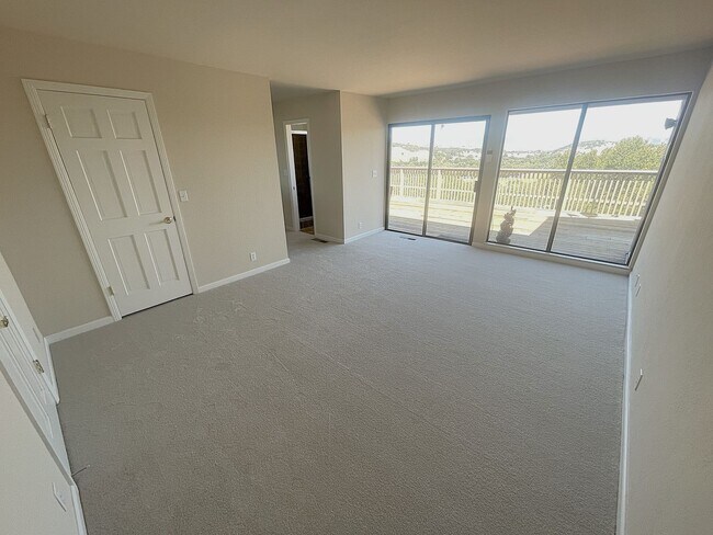 Building Photo - $5495 - Large Gorgeous 3/2 Tri-Level Home ...