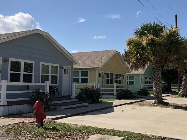 Building Photo - 2010 Live Oak Ave