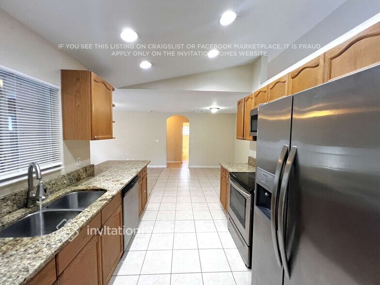 Building Photo - 1070 SW Aurelia Ave