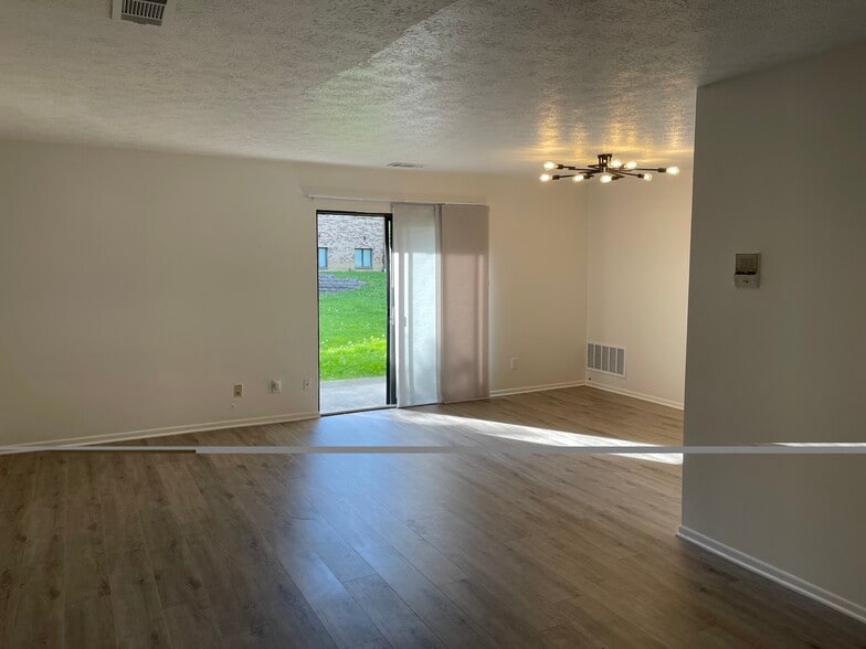 Living space - 7214 Creekview Dr