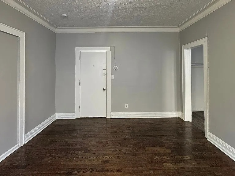 Building Photo - 416-418-418 Leslie St