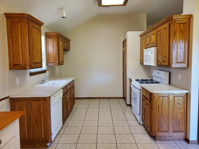 Building Photo - (3) Bed/(2) Bath SE OKC Avail NOW! Moore P...