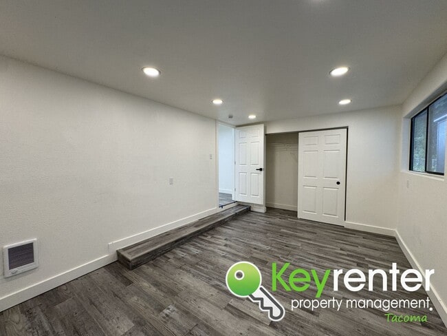 Building Photo - Fully Renovated 4-Bedroom Home with in Lak...