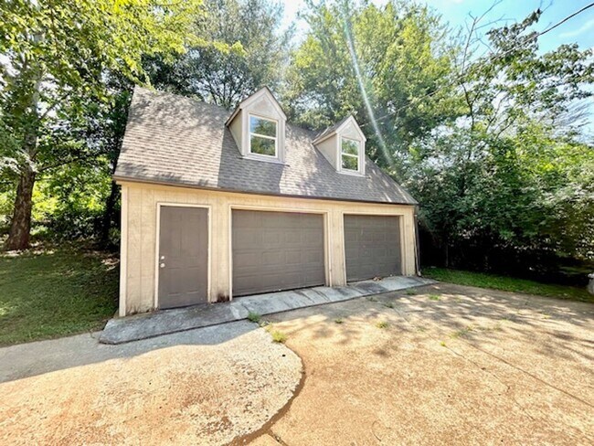 Building Photo - 3902 Lakeview Dr NW