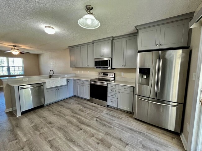 Building Photo - UPDATED Townhome in The GABLES!