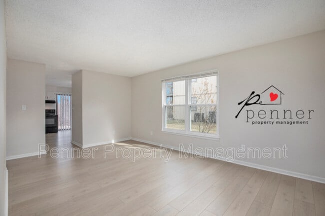 Building Photo - 1032 NE Lindsay Ave