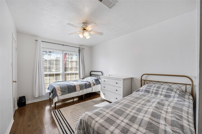 Building Photo - 16406 Cypress Valley Dr