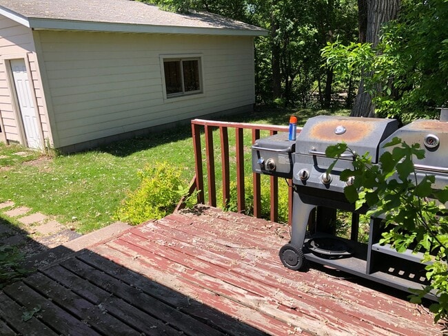 Building Photo - Spacious and Private 4-bed, 3-bath House in Desirable Highland Park Neighborhood of St. Paul!