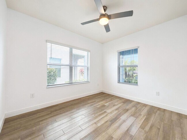 Building Photo - Lake View attached villa 2 bed/2 bath and a den
