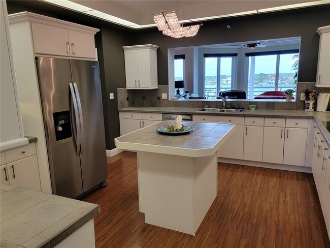 Building Photo - 8041 Sailboat Key Blvd S