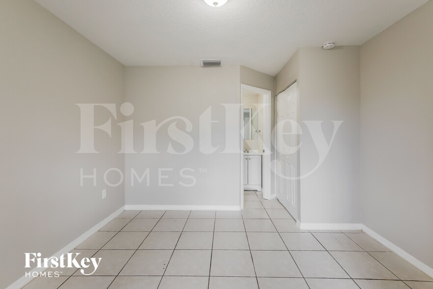 Building Photo - 10561 SW 161st Ave