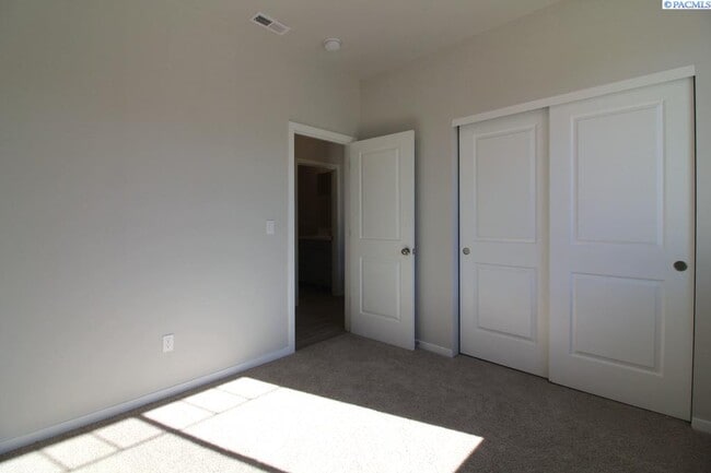 Building Photo - 3 Bed/2 Bath Townhouse in West Pasco