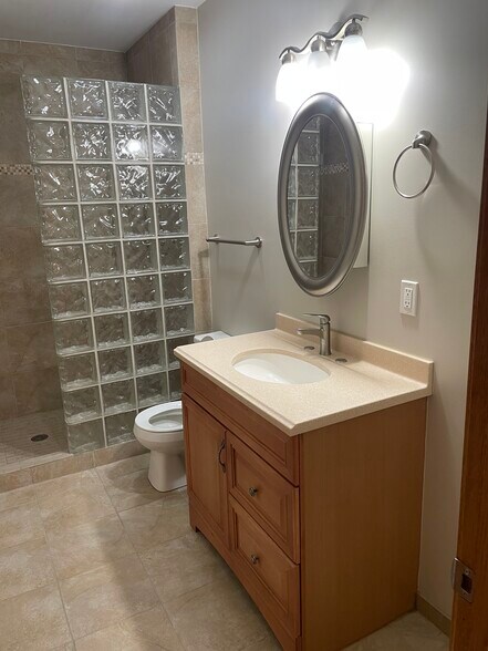 lower bath - 3991 Whiting Ln NE