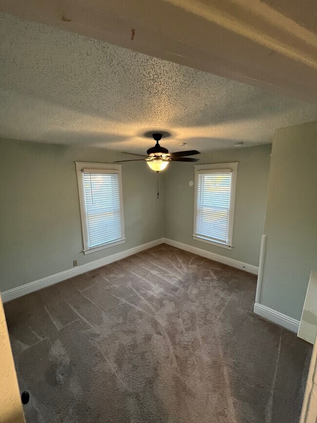 Building Photo - 413 6th St