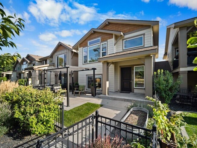 Building Photo - Desirable Kendall Yards Townhouse – Modern Living Near Downtown Spokane (Furnished)