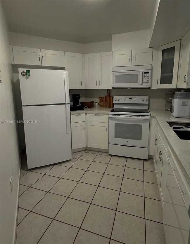 Building Photo - 9437 Fontainebleau Blvd