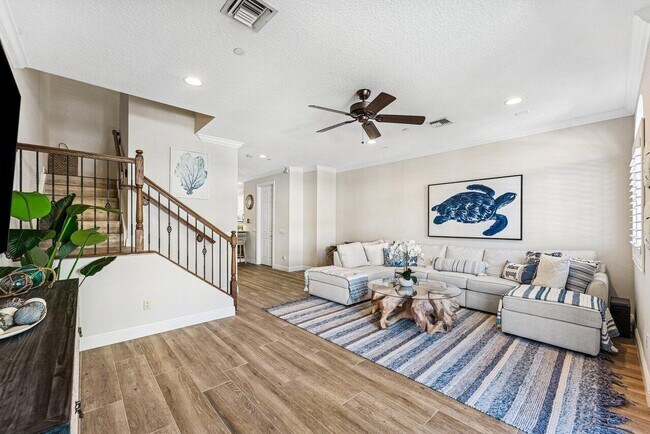 Building Photo - 813 Estancia Wy