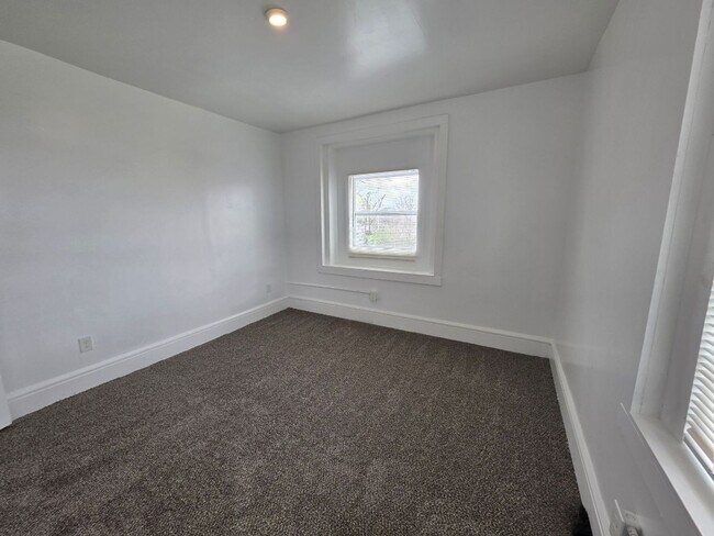 Building Photo - Modern 2-Bedroom Upper-Level Gem