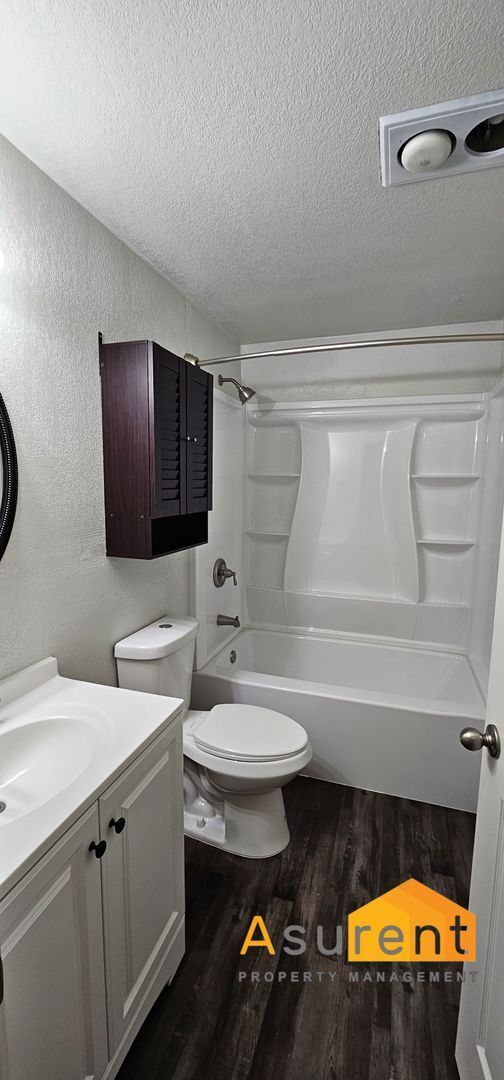 Building Photo - Fully Remodeled Duplex Available Now!